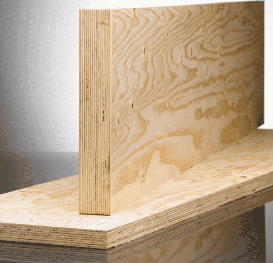 Hårdtræsskjul med fineroverflade til døre og vinduer.