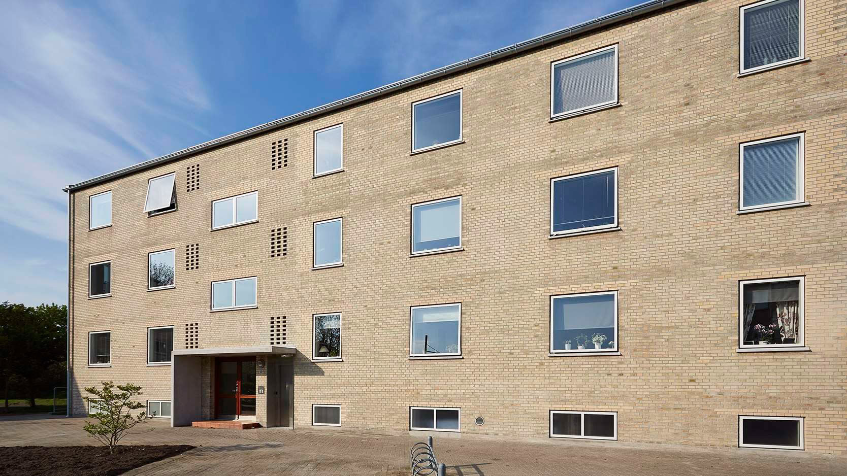 Badeværelsesvinduer i moderne boligbyggeri med energivenlige løsninger.