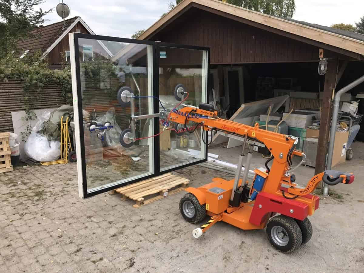 Fleksible automatiserede vinduesmonteringsrobot i aktion.