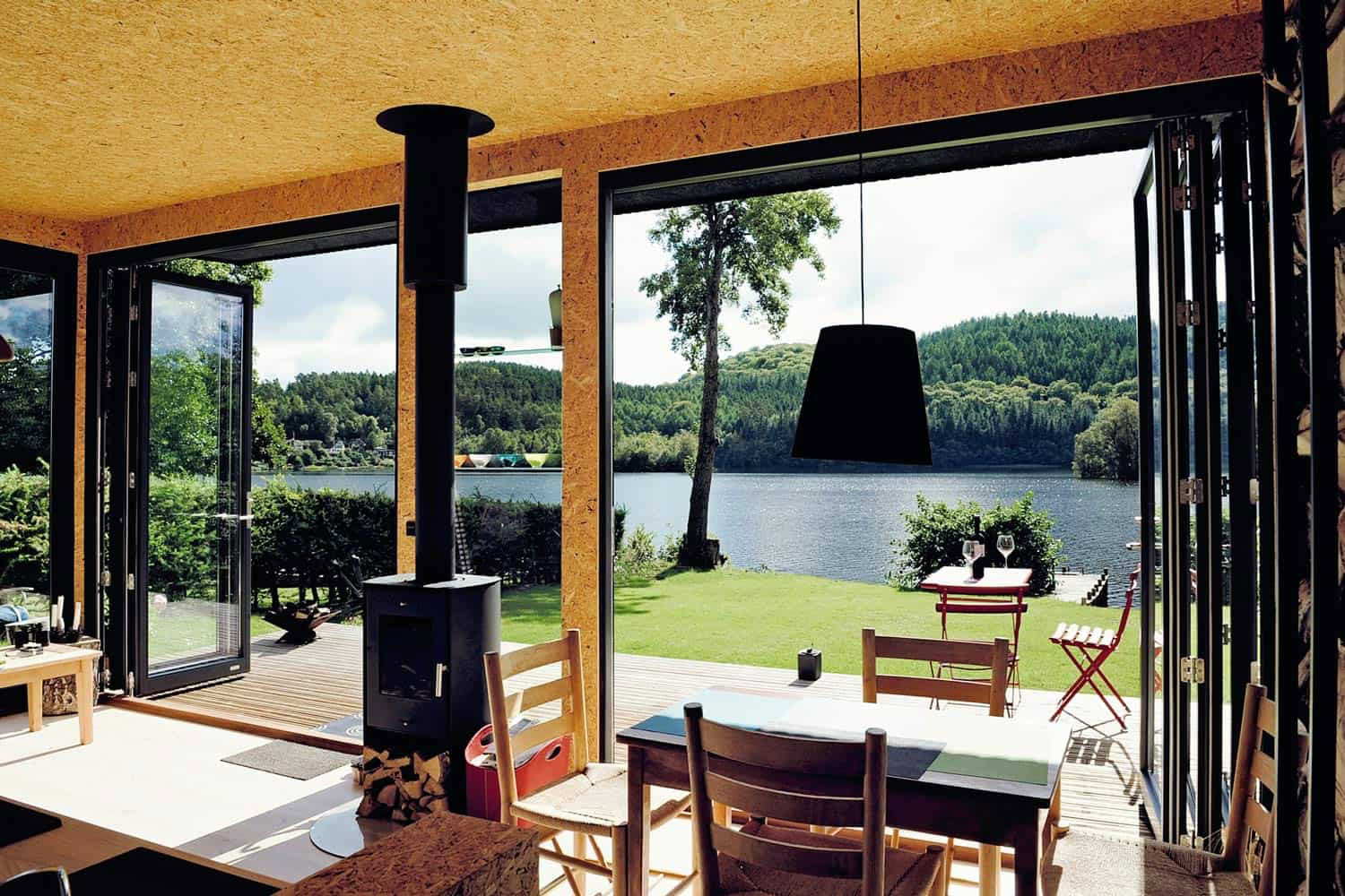 Sydkystens vinduer i moderne bolig med flot udsigt over sø og skov.