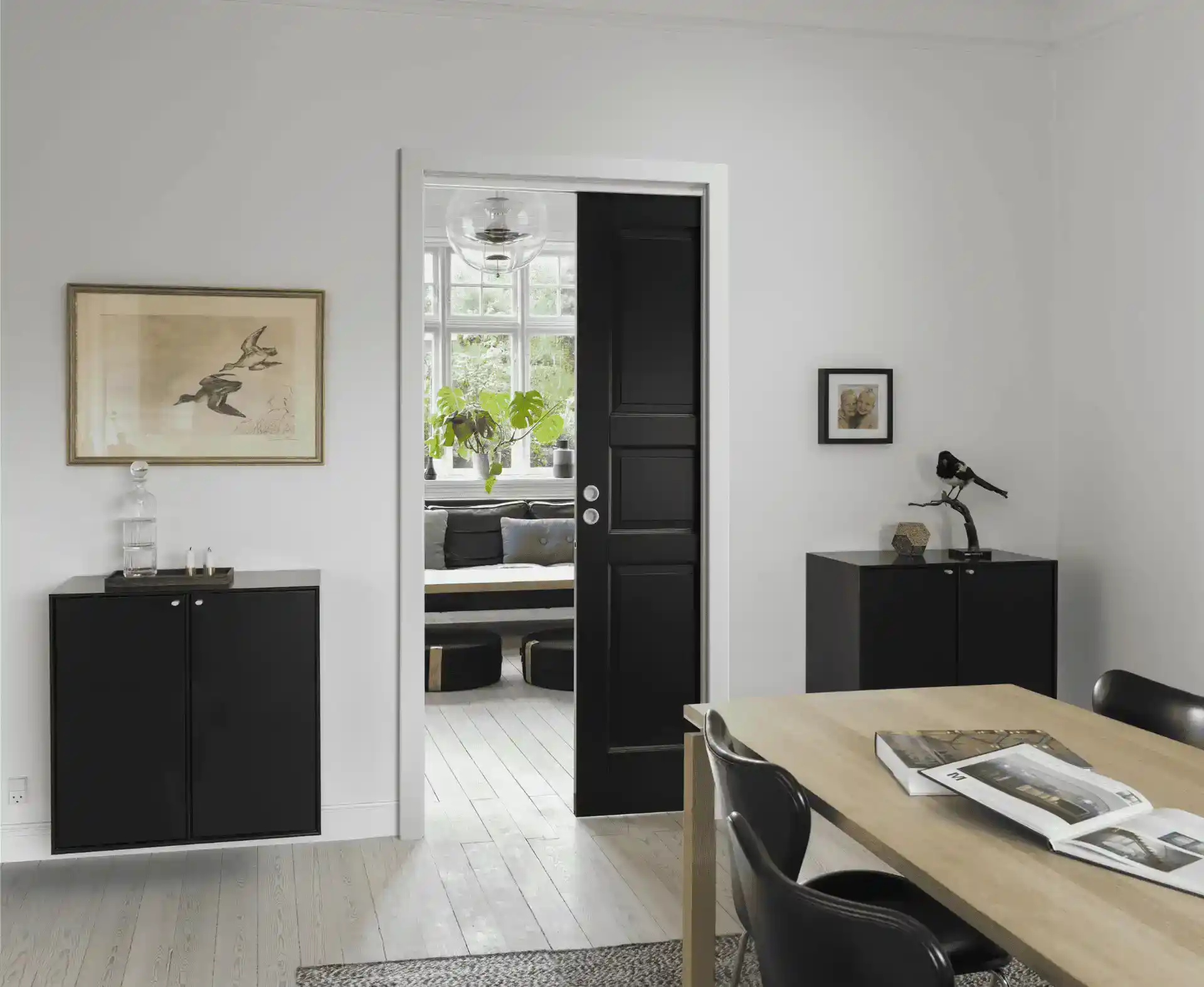 Elegant sort køkkendør med glas i moderne hjem.