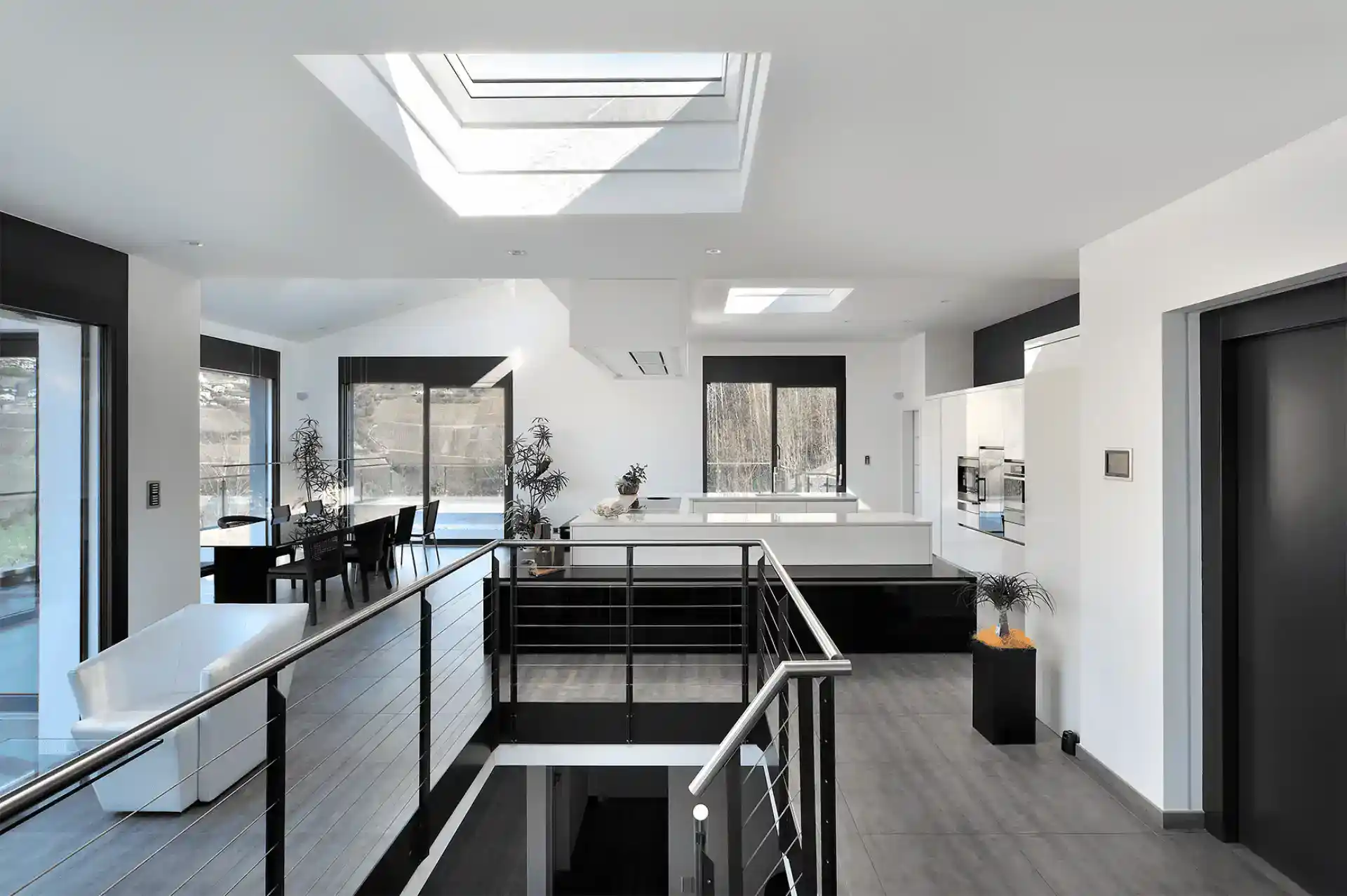 Hvide tagvinduer i moderne bolig med genlyd og masser af naturligt lys.