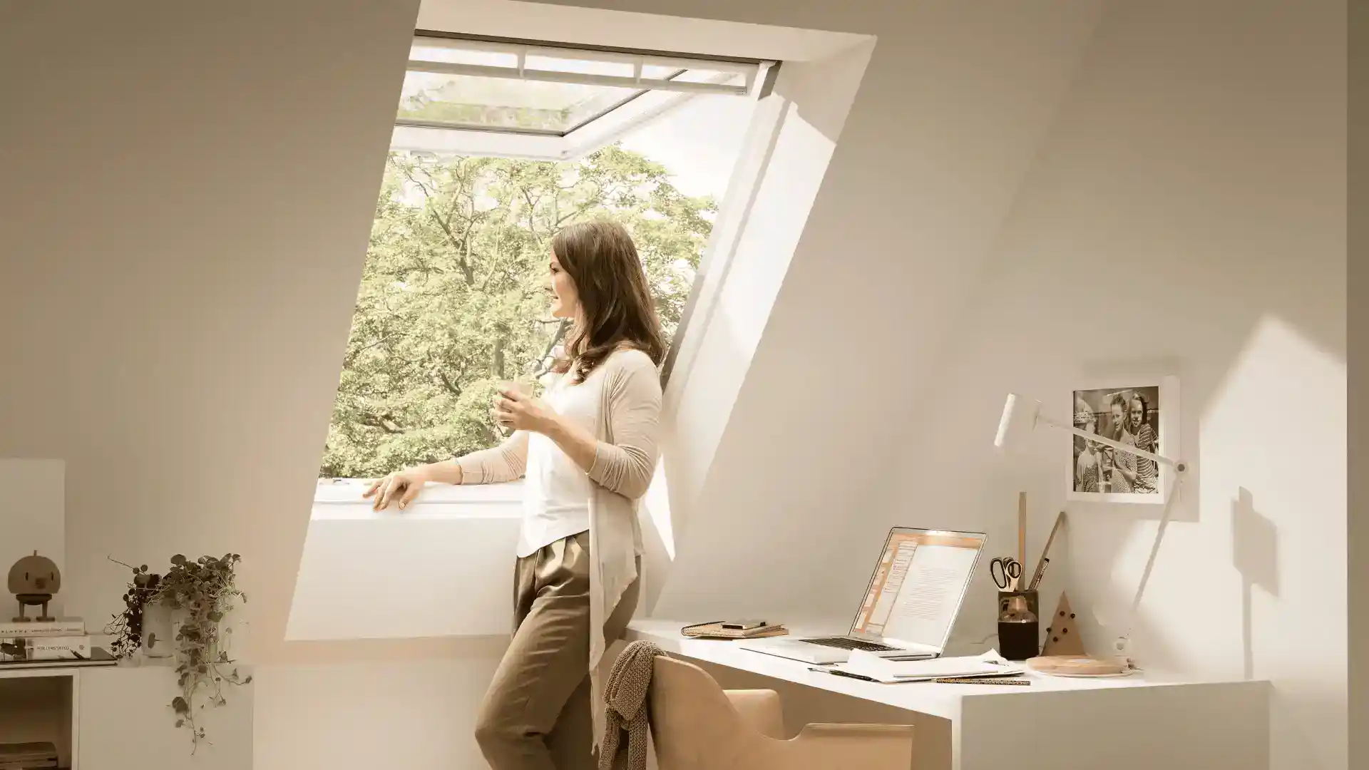 Elegant altansprospekt med store vinduer, bringer naturligt lys ind i hjemmet.