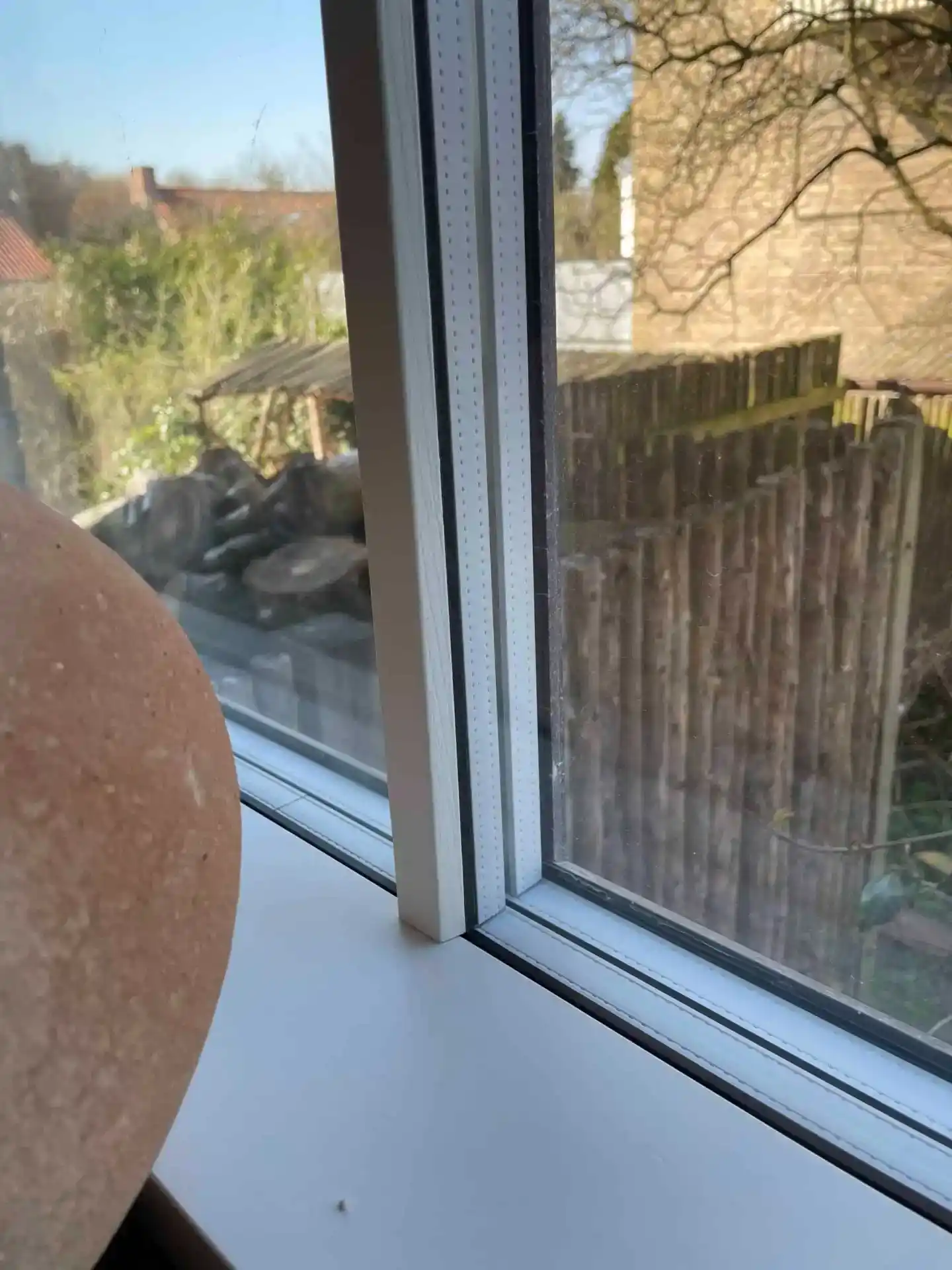 Højkvalitets PVC-vindue med sort inderramme og dobbelte glas, ideelt til moderne hjem.