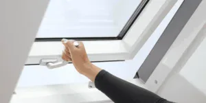 Energieffektivt vindue med børstet aluminiumsramme og samtidig funktion.