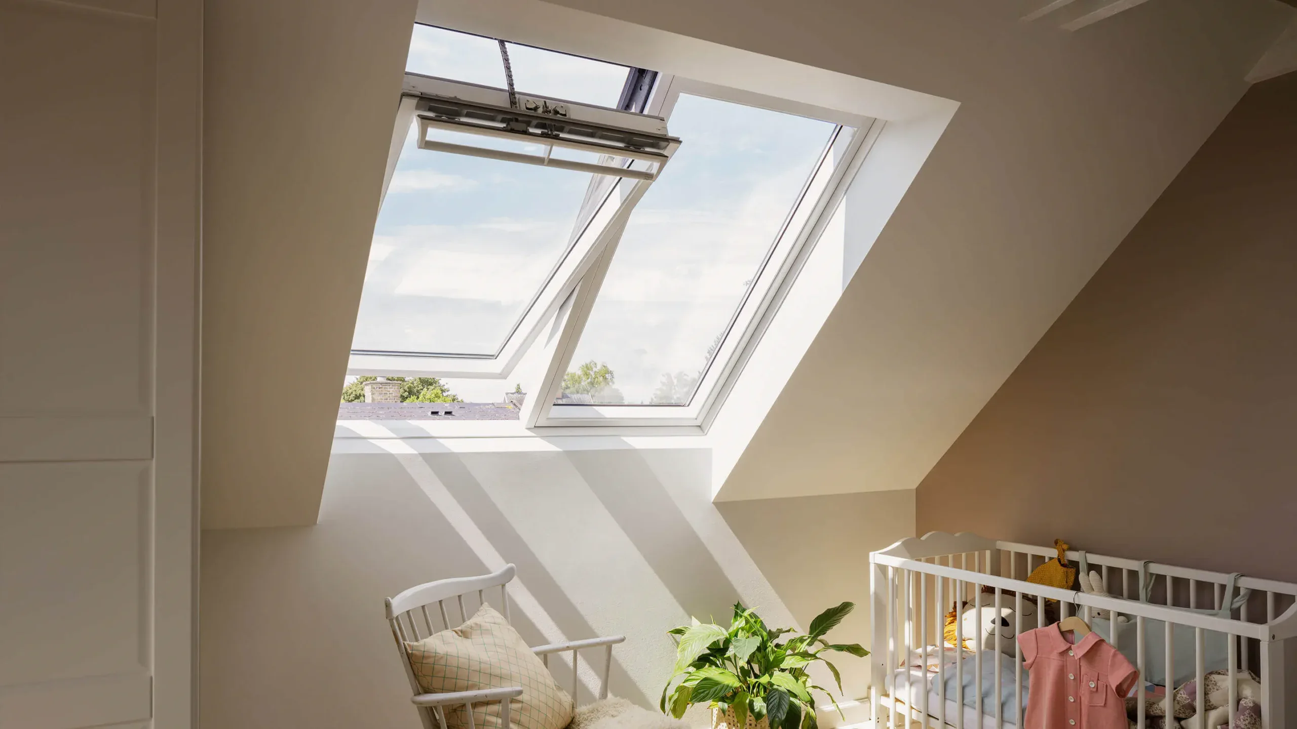 Lyst indfald gennem store tagvinduer i et børneværelse.