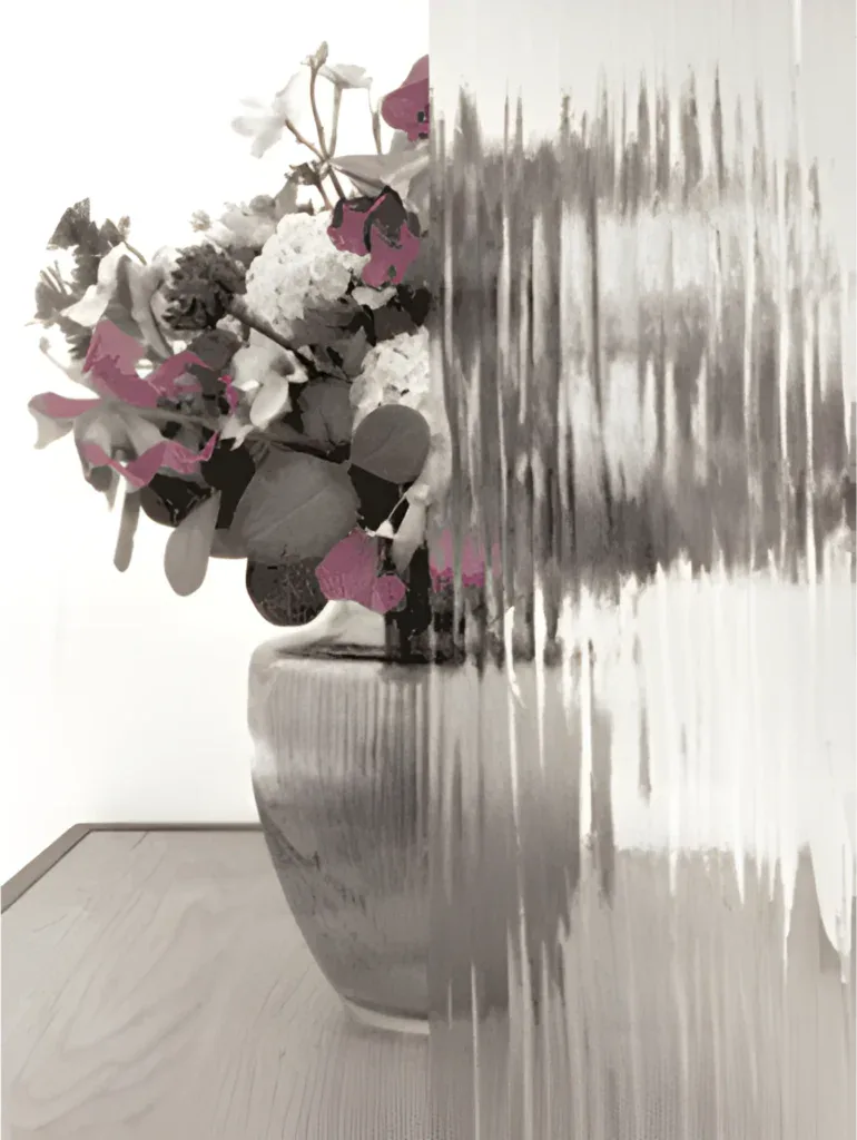 Farvet blomsterdekoration i en grafisk sort-hvid stil med pink accenter, i en bodystil med blød belysning.