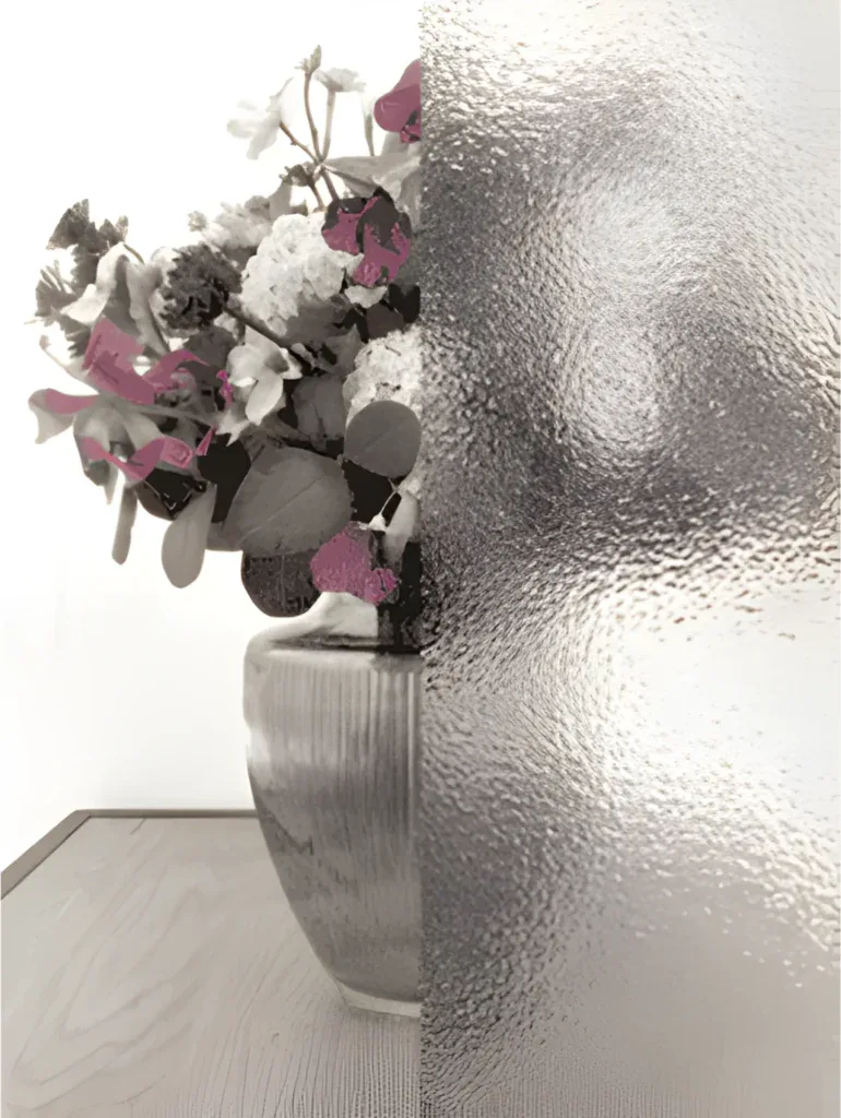 Sølvfarvet glasteknik med blomsterdekoration.