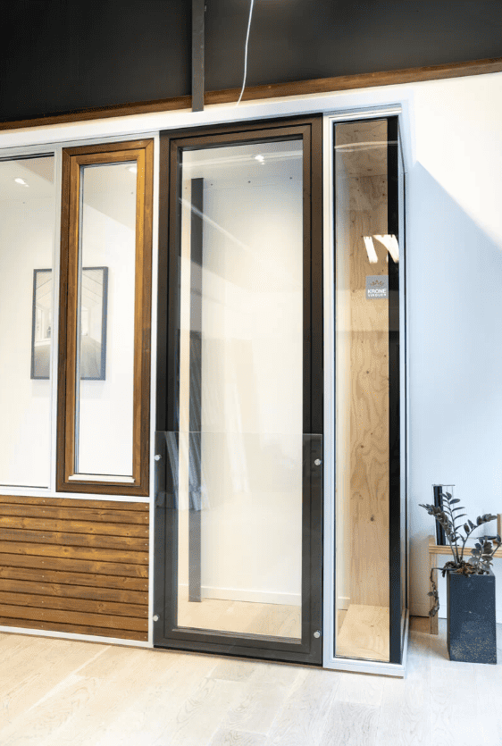 Elegant træ- og glasdøre med moderne design perfekt til opdatering af dit hjem.