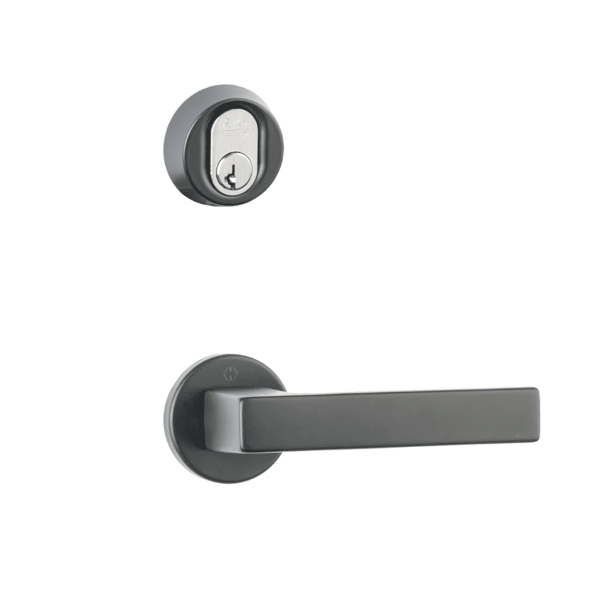 1. Moderne låsesystem med nøgle- og dørhåndtag i rustfrit stål.