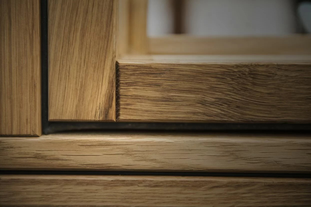 Billeddetalje af træramme og glas i vindue, høj kvalitet og håndværk.