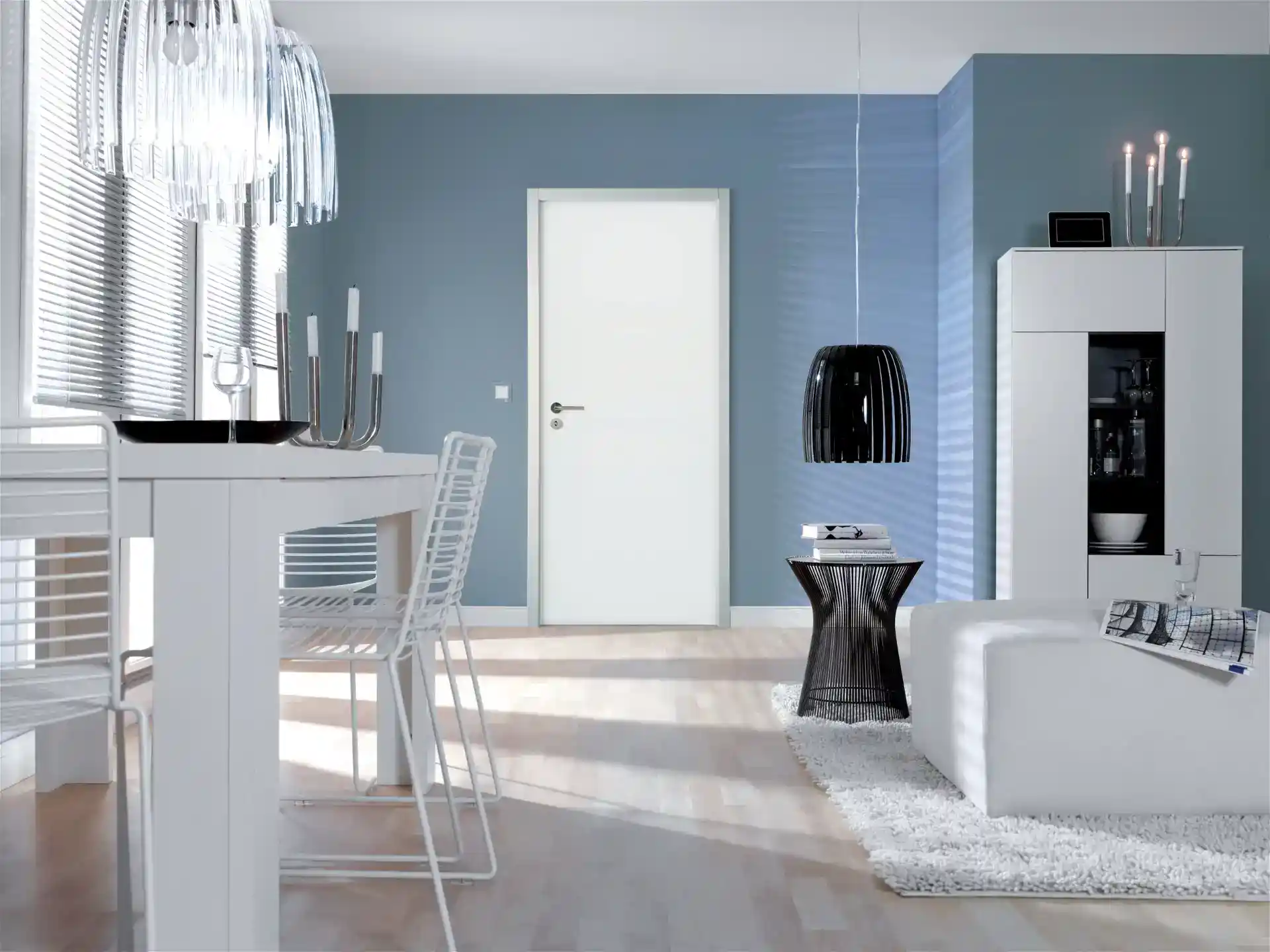 Energirigtigt plastikvindue med hvid ramme.