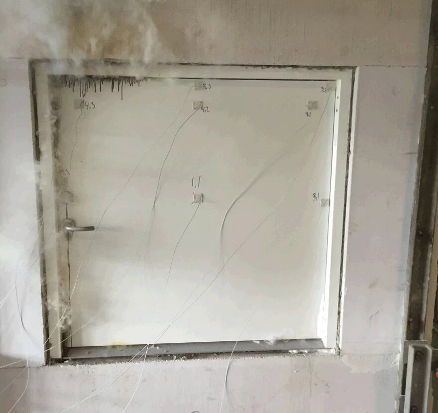 Hvidt vindue under installation med målinger og instruktioner.