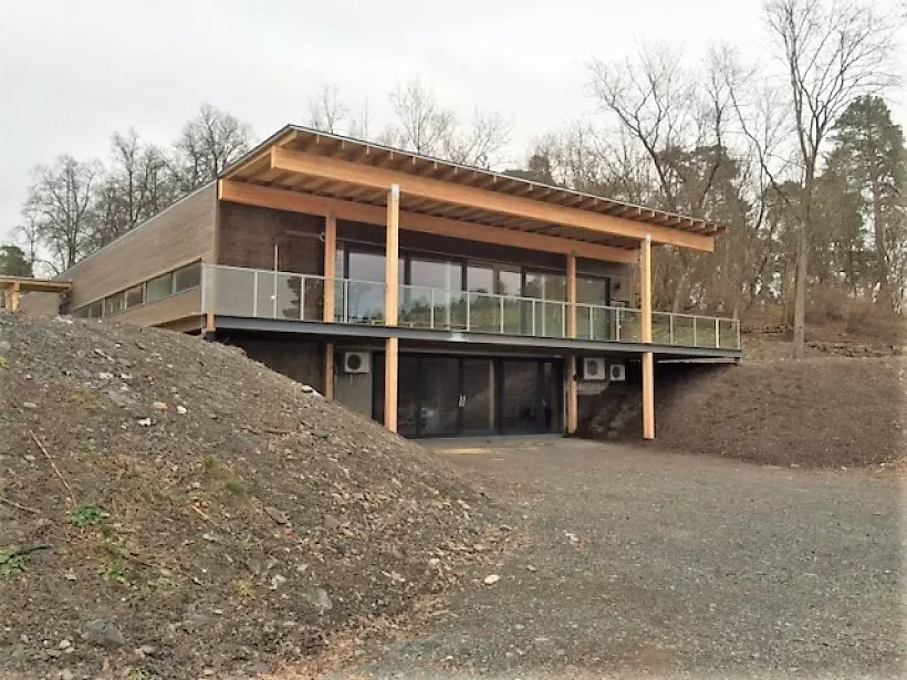 Glat moderne fritidsbolig med store glasfacader og terrasse.