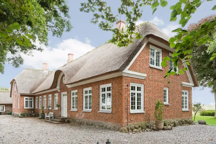 1. Smukke røde murstensvinduer og tag på hyggeligt landhus.