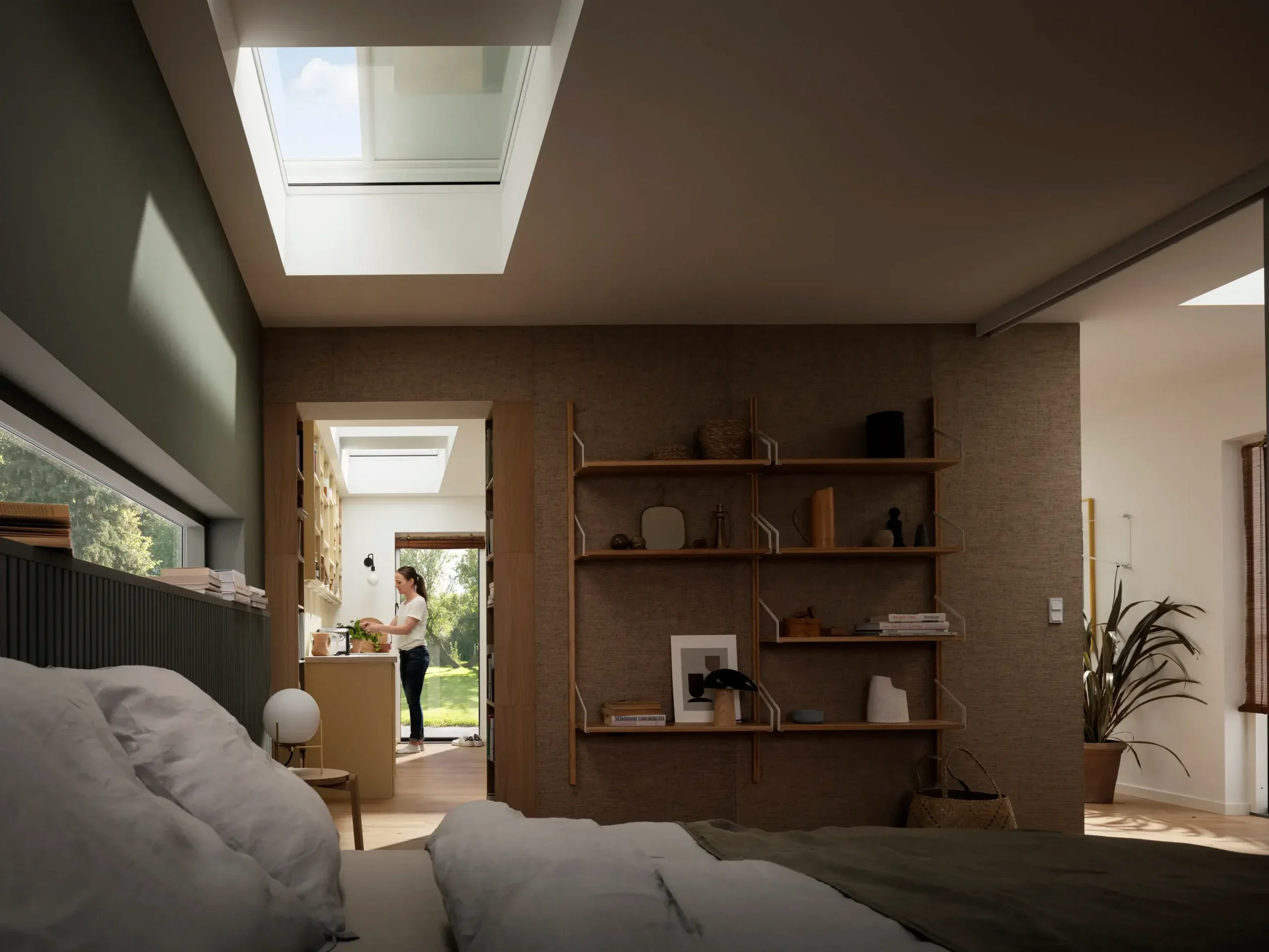 1. Store tagvinduer i moderne soveværelse med naturligt lys og elegant indretning.