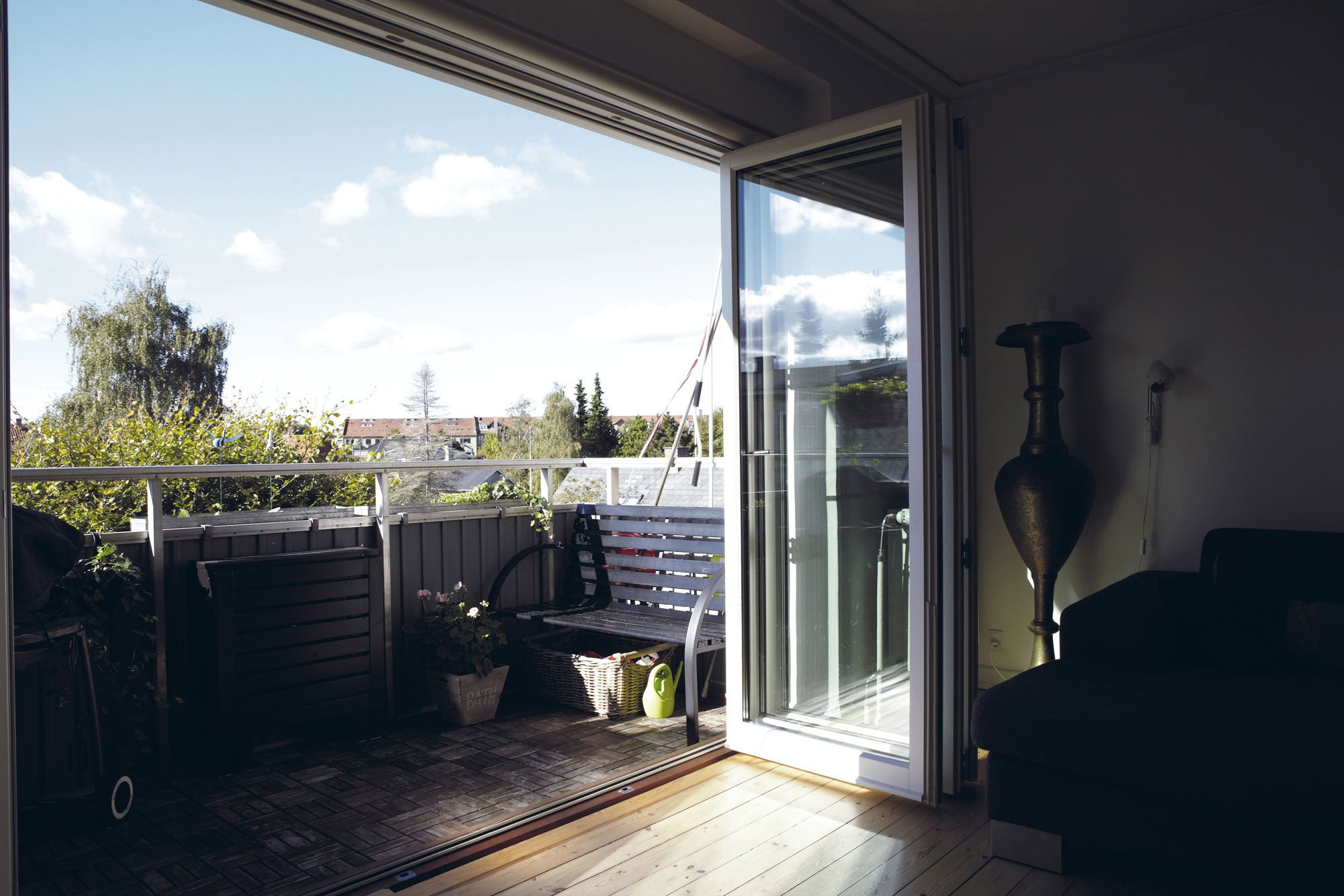 Lysindbydende altandør med store vinduespartier, perfekt til boligens udendørsarealer.