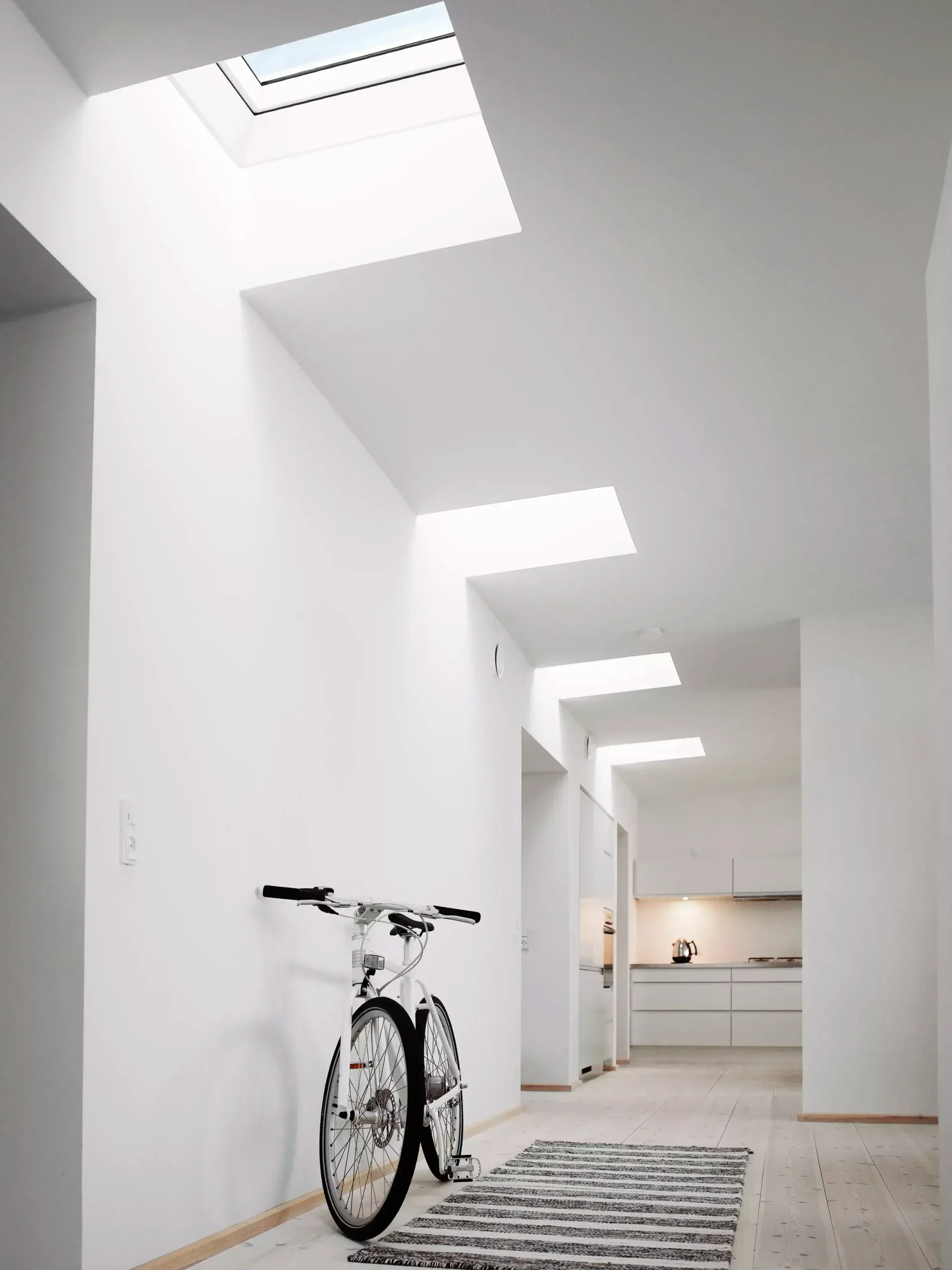 Hvide ovenlys vinduer i tag loftet til naturligt lysindfald.