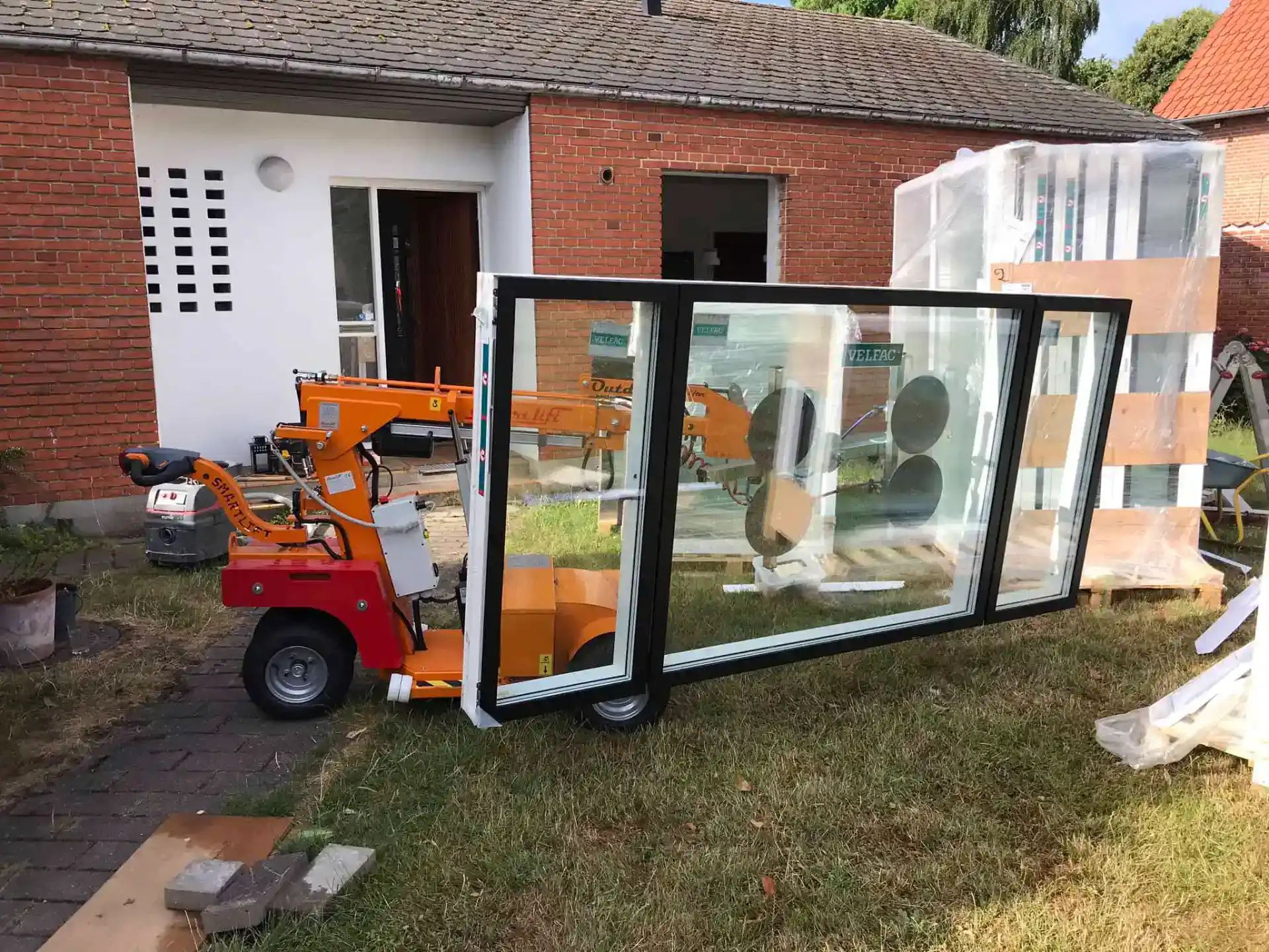 Ny udskiftning af store vinduer i en bolig.