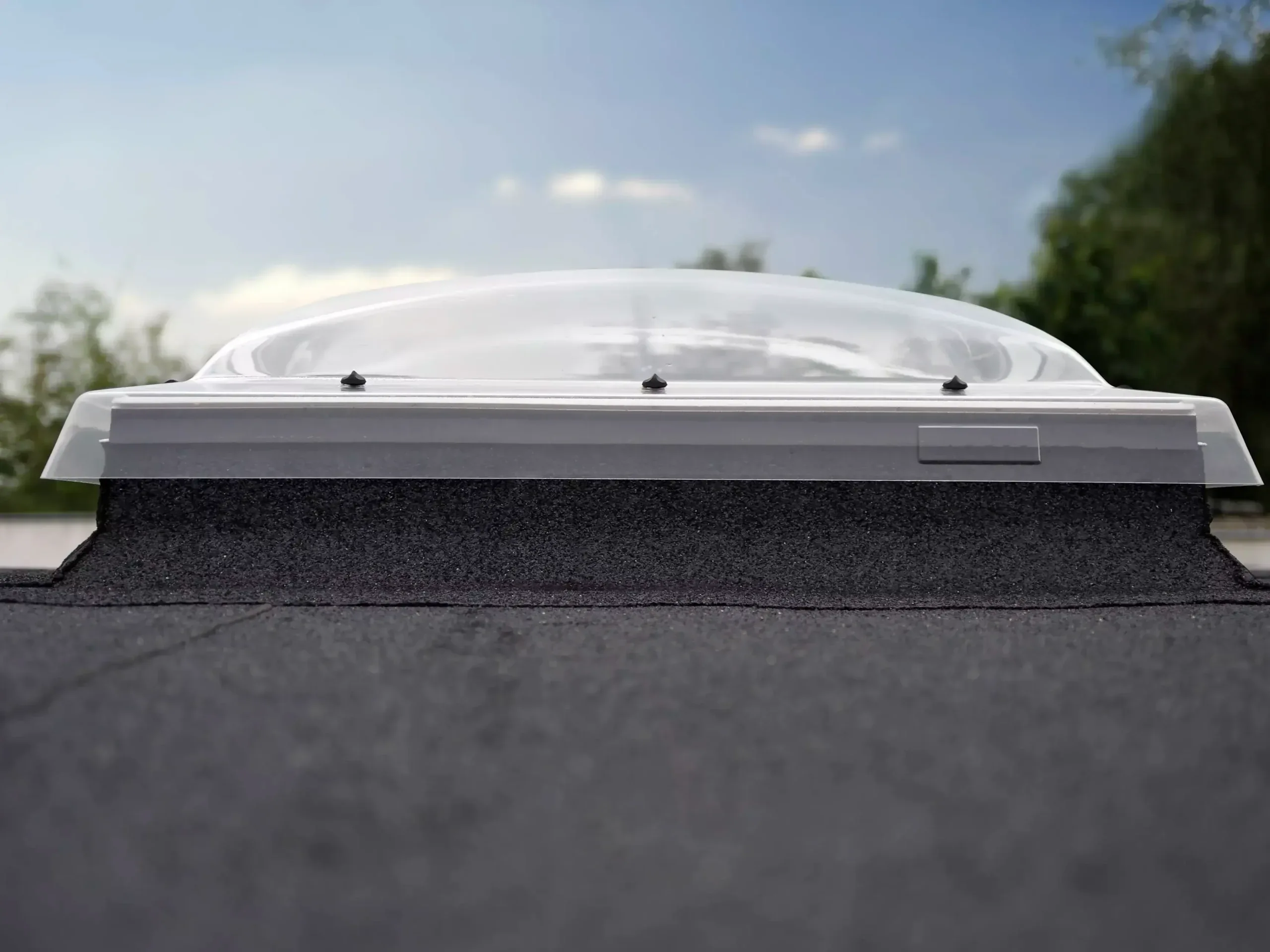 1. Tag ventilationsluke i tag med UV-bestandigt glas.