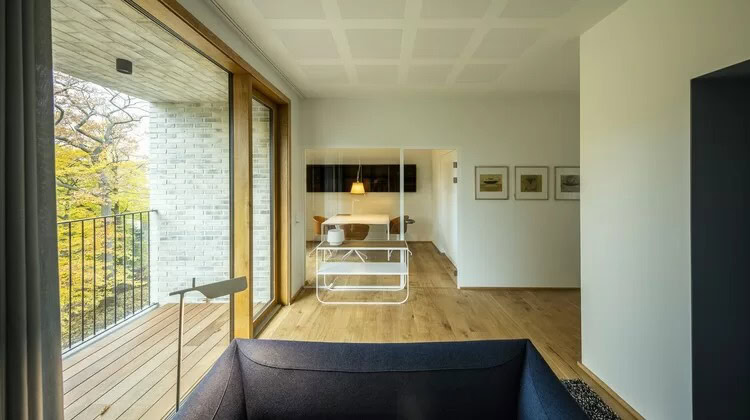 Elegant farvede vinduer med udsigt over naturen, indrammer det moderne hjem.