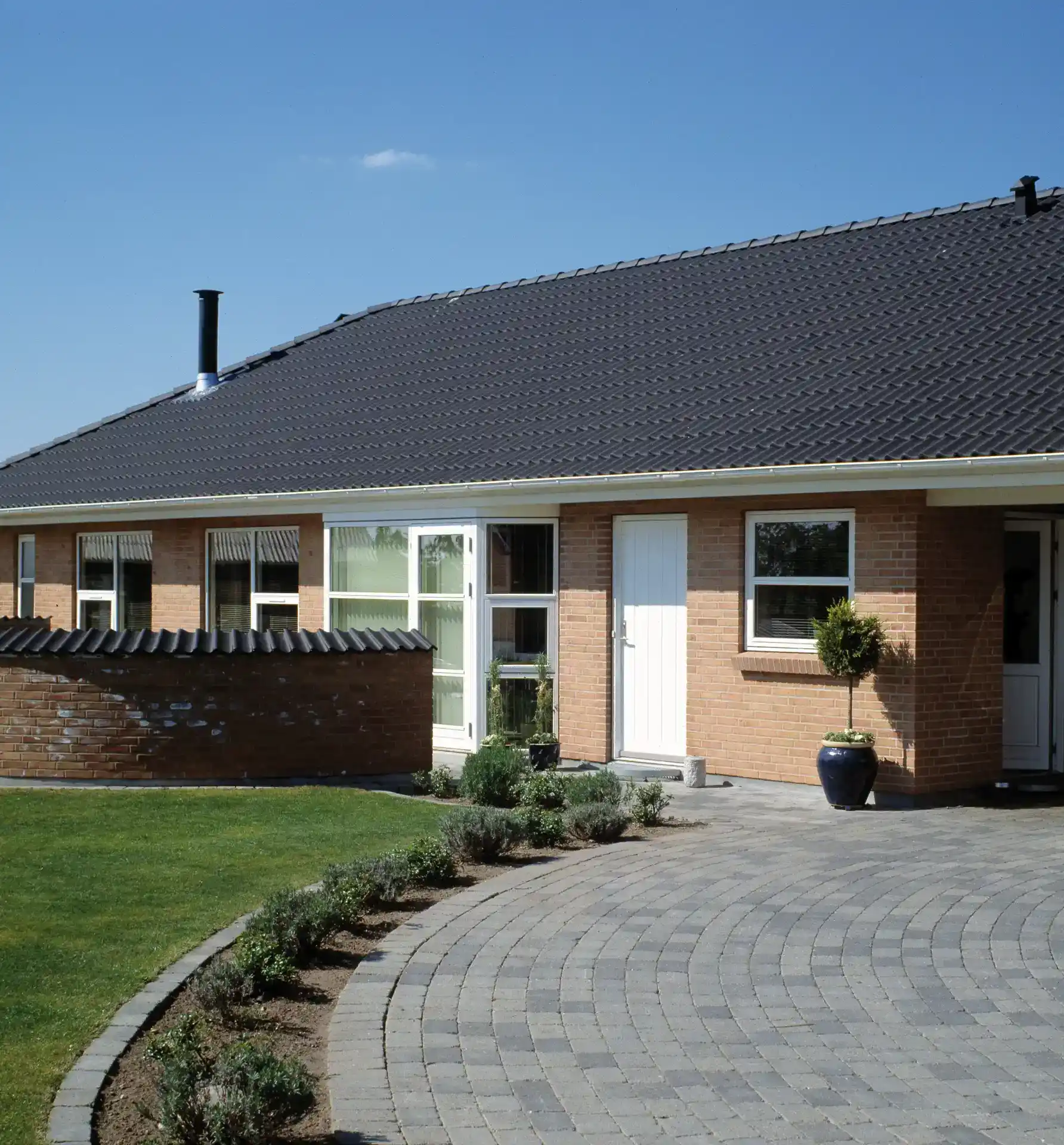 Energivenlige vinduer i murstenshus, moderne design og gode isoleringsegenskaber.