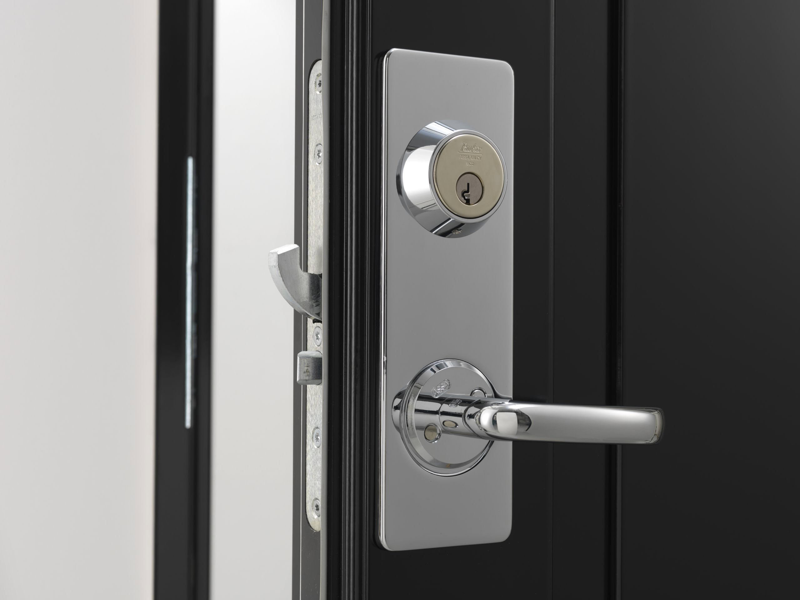 Sikkerhedsdørslås i moderna metaller for optimal beskyttelse.