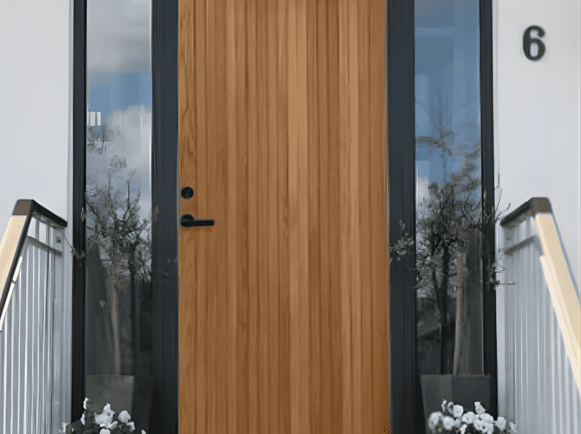 Elegant træsvinget hoveddør med store glaspartier, modern design og flot reflekterende overflade.