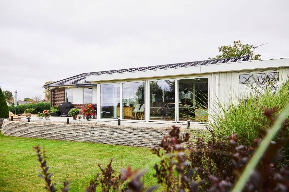 Elegant vanvittigt store glaspartier på villa med havudsigt.