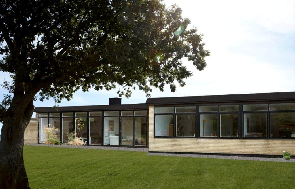 Store energivenlige vinduer i moderne hus, optimerer naturligt lys og isolering.