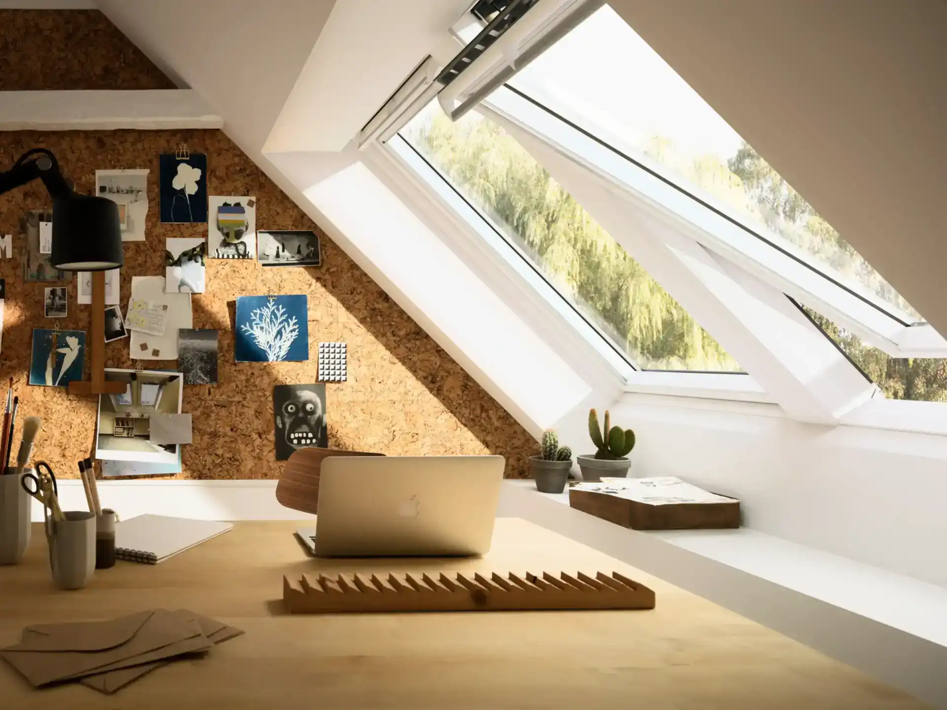 Højde-vinduesfront i et moderne hjem med naturskøn udsigt, masser af lys og indretning med planter og kunst.