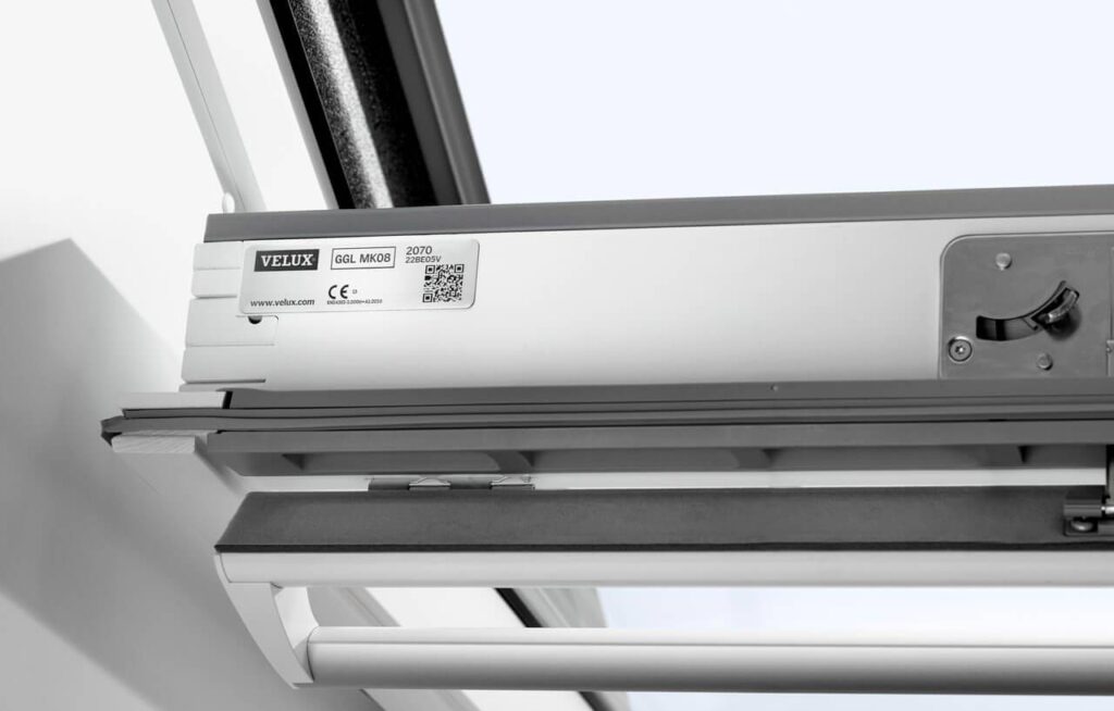 Velux tagvindue med elektrisk åbning, energivenlig og moderne design.