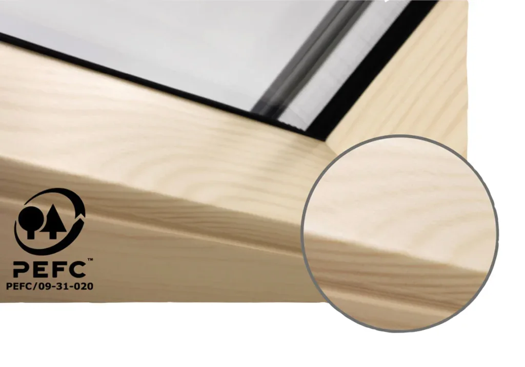 Energieffektivt låg-E-glass i træramme for varmebesparelse.