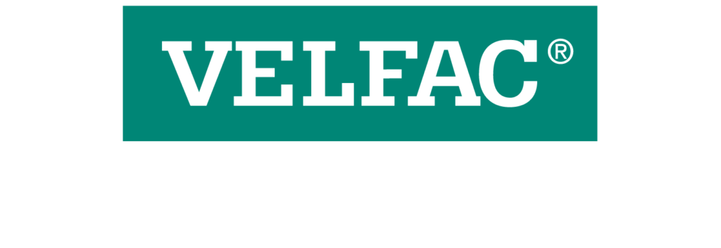 Håndværker installerer nye vinduer i et moderne hus.